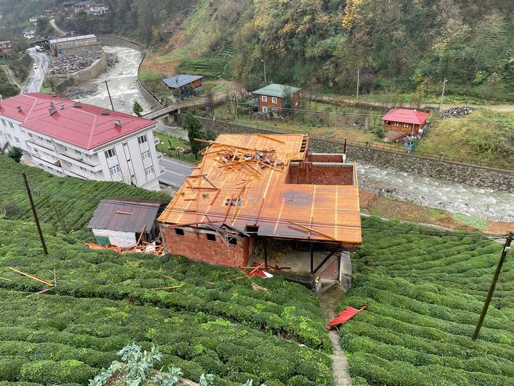 Rize’de fırtına nedeniyle oluşan dev dalgalar Karadeniz Sahil Yolu'na ulaştı 2