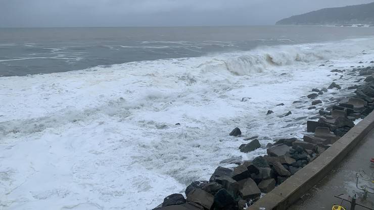 Rize’de fırtına nedeniyle oluşan dev dalgalar Karadeniz Sahil Yolu'na ulaştı 3