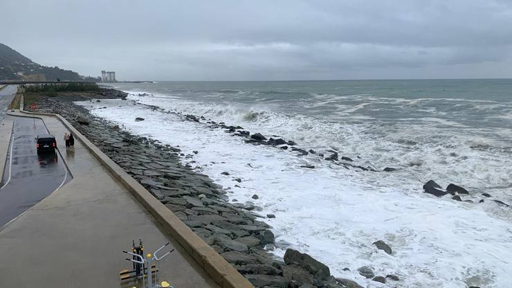 Rize’de fırtına nedeniyle oluşan dev dalgalar Karadeniz Sahil Yolu'na ulaştı 4
