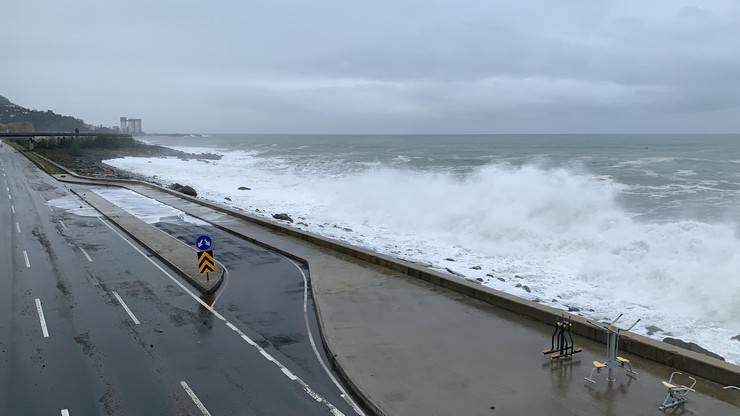 Rize’de fırtına nedeniyle oluşan dev dalgalar Karadeniz Sahil Yolu'na ulaştı 6