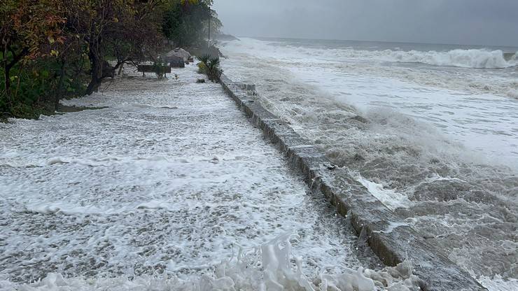 Rize’de fırtına nedeniyle oluşan dev dalgalar Karadeniz Sahil Yolu'na ulaştı 7