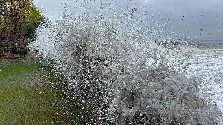 Rize’de fırtına nedeniyle oluşan dev dalgalar Karadeniz Sahil Yolu'na ulaştı 9
