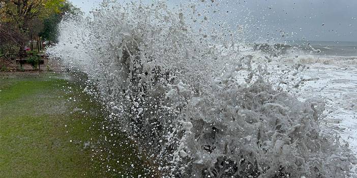 Rize’de fırtına nedeniyle oluşan dev dalgalar Karadeniz Sahil Yolu'na ulaştı