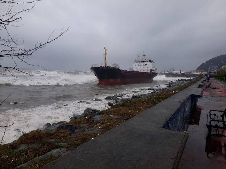 Artvin’de fırtına; kuru yük gemisi karaya oturdu 8