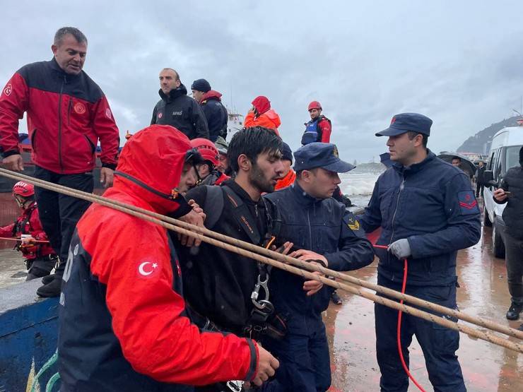 Hopa'da karaya oturan kuru yük gemisinin personeli tahliye ediliyor 7