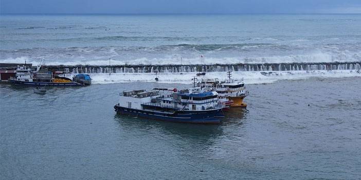 Rize’de biri tır olmak üzere 3 araç dalgalardan hasar gördü, 1 kamyonet denize düştü