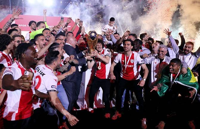 Süper Lig'e yükselen Samsunspor kupasını aldı 11