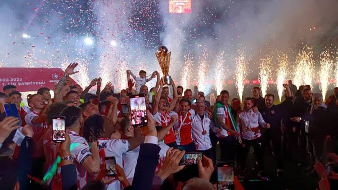 Süper Lig'e yükselen Samsunspor kupasını aldı 19