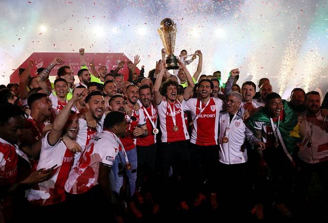Süper Lig'e yükselen Samsunspor kupasını aldı 6