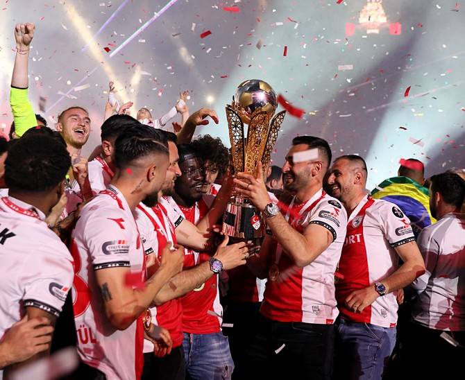 Süper Lig'e yükselen Samsunspor kupasını aldı 8