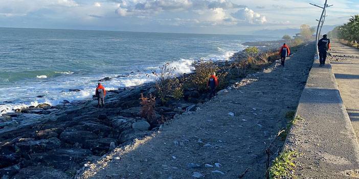 Rize'de odun toplamaya gittiği sahilde fırtınada kaybolan kadın aranıyor