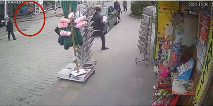 Köpekten Kaçarken Düşen Çocuk, Otomobilin Altında Kalmaktan Son Anda Kurtuldu