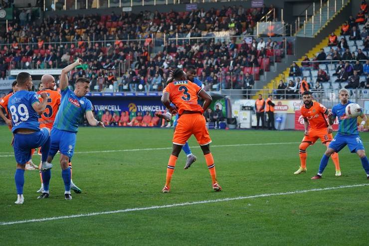 Çaykur Rizespor - RAMS Başakşehir maçından kareler 13