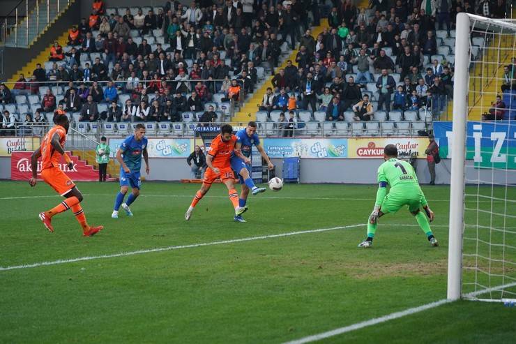 Çaykur Rizespor - RAMS Başakşehir maçından kareler 18