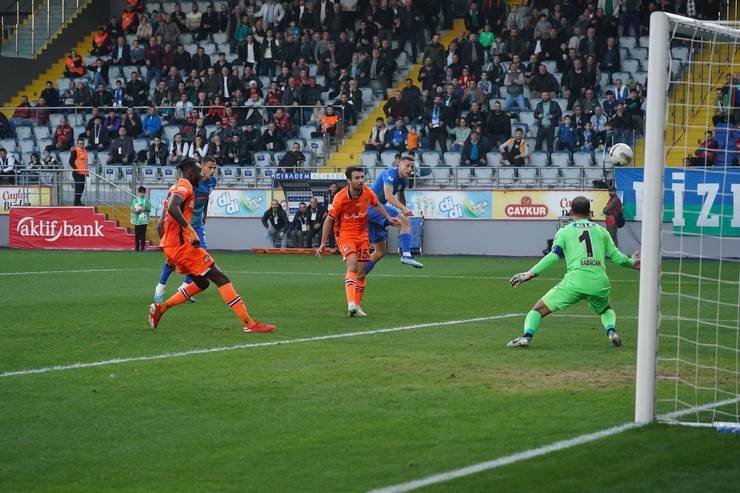 Çaykur Rizespor - RAMS Başakşehir maçından kareler 19