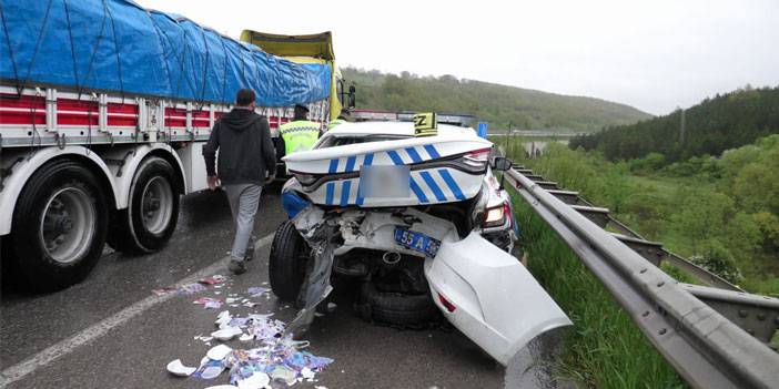 Kazaya müdahale eden polis aracına çarpan Rize plakalı otomobildeki 3 kişi yaralandı