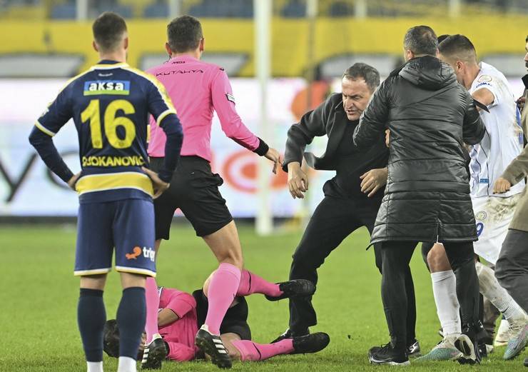 MKE Ankaragücü Kulübü Başkanı Faruk Koca Çaykur Rizespor maçı bitiminde hakeme yumruk attı 10