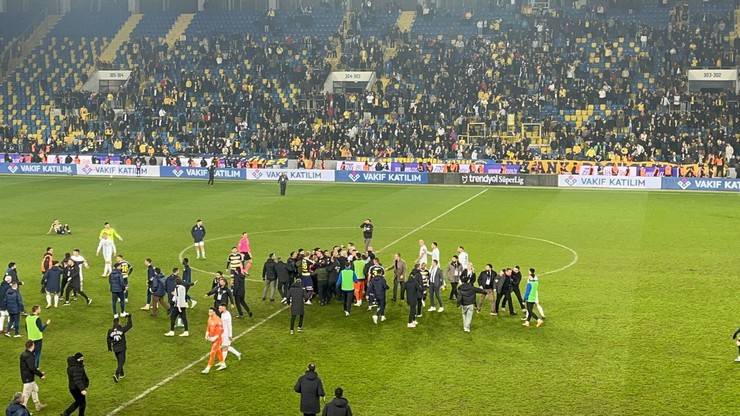 MKE Ankaragücü Kulübü Başkanı Faruk Koca Çaykur Rizespor maçı bitiminde hakeme yumruk attı 21