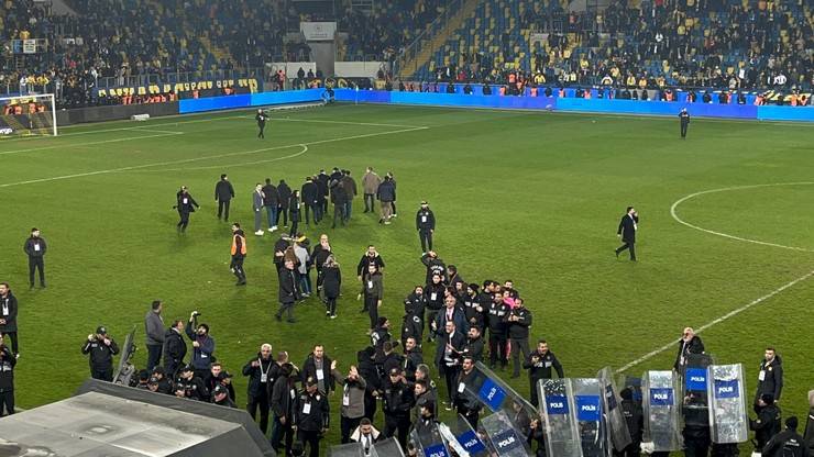 MKE Ankaragücü Kulübü Başkanı Faruk Koca Çaykur Rizespor maçı bitiminde hakeme yumruk attı 22