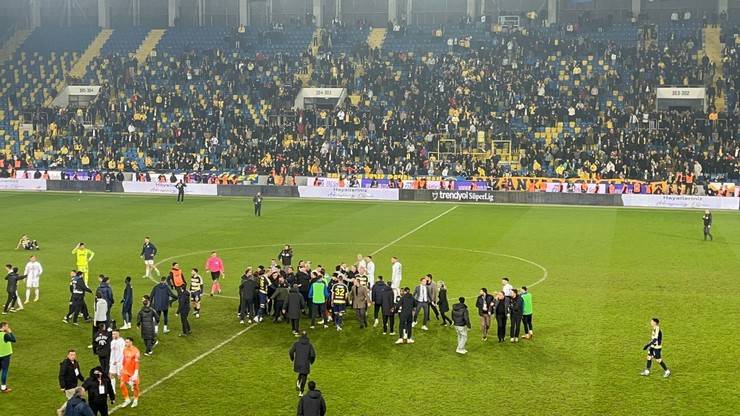 MKE Ankaragücü Kulübü Başkanı Faruk Koca Çaykur Rizespor maçı bitiminde hakeme yumruk attı 25