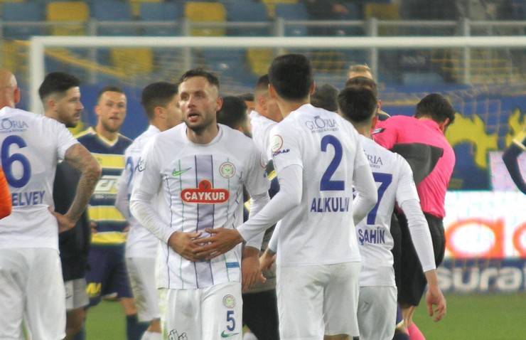 MKE Ankaragücü Kulübü Başkanı Faruk Koca Çaykur Rizespor maçı bitiminde hakeme yumruk attı 27