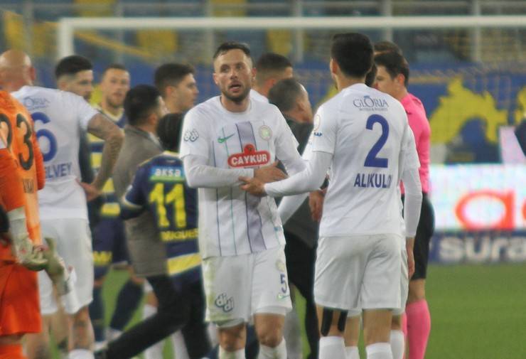 MKE Ankaragücü Kulübü Başkanı Faruk Koca Çaykur Rizespor maçı bitiminde hakeme yumruk attı 28