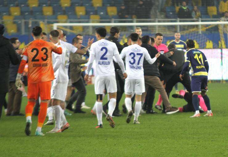 MKE Ankaragücü Kulübü Başkanı Faruk Koca Çaykur Rizespor maçı bitiminde hakeme yumruk attı 30