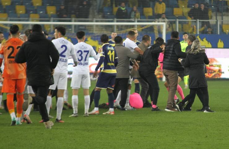 MKE Ankaragücü Kulübü Başkanı Faruk Koca Çaykur Rizespor maçı bitiminde hakeme yumruk attı 33