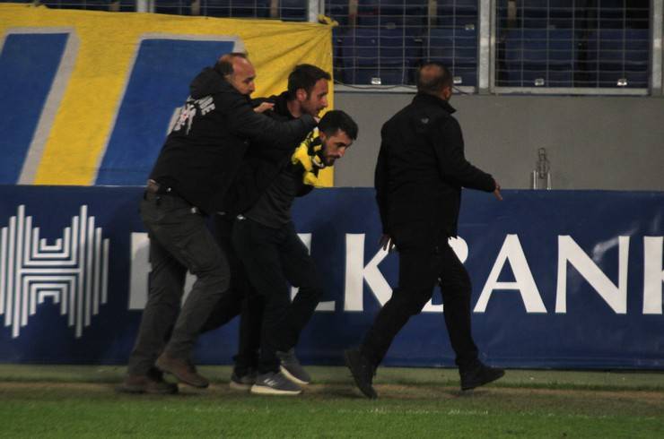 MKE Ankaragücü Kulübü Başkanı Faruk Koca Çaykur Rizespor maçı bitiminde hakeme yumruk attı 36