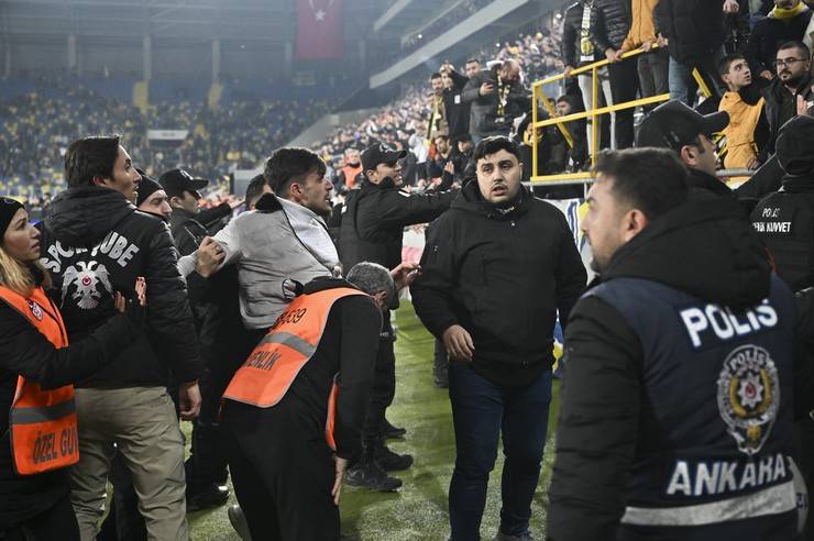 MKE Ankaragücü Kulübü Başkanı Faruk Koca Çaykur Rizespor maçı bitiminde hakeme yumruk attı 46