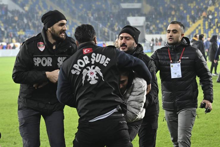 MKE Ankaragücü Kulübü Başkanı Faruk Koca Çaykur Rizespor maçı bitiminde hakeme yumruk attı 47