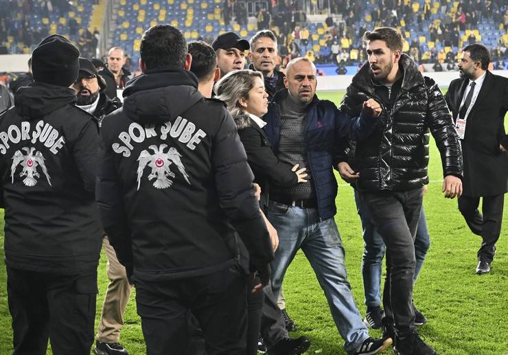 MKE Ankaragücü Kulübü Başkanı Faruk Koca Çaykur Rizespor maçı bitiminde hakeme yumruk attı 48