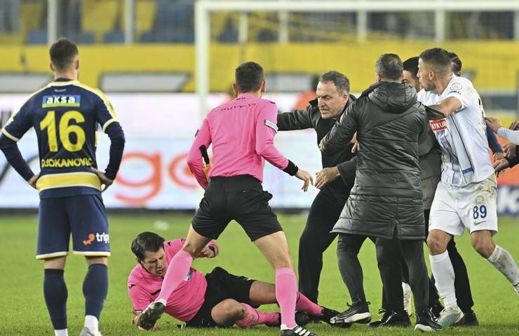 MKE Ankaragücü Kulübü Başkanı Faruk Koca Çaykur Rizespor maçı bitiminde hakeme yumruk attı 7