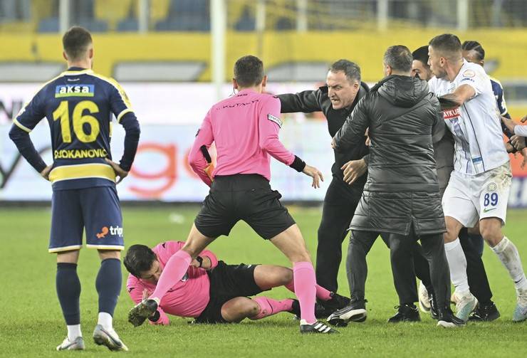 MKE Ankaragücü Kulübü Başkanı Faruk Koca Çaykur Rizespor maçı bitiminde hakeme yumruk attı 8