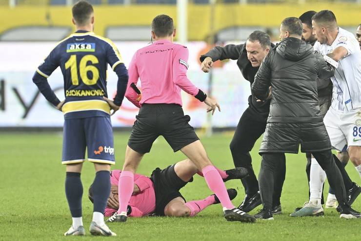 MKE Ankaragücü Kulübü Başkanı Faruk Koca Çaykur Rizespor maçı bitiminde hakeme yumruk attı 9