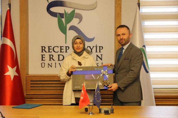 RTEÜ'de Mavi Büyüme Fikir Yarışmasında Dereceye Giren Öğrencilere Ödülleri Verildi 13