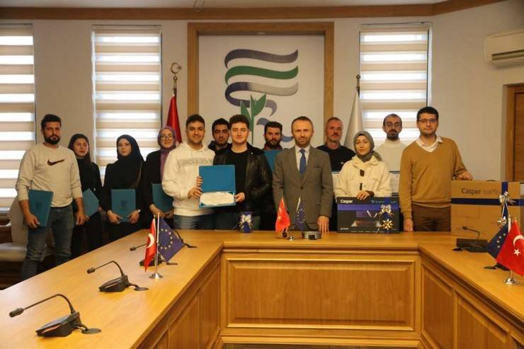 RTEÜ'de Mavi Büyüme Fikir Yarışmasında Dereceye Giren Öğrencilere Ödülleri Verildi 14