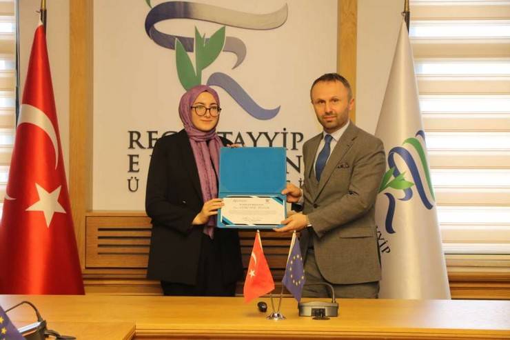 RTEÜ'de Mavi Büyüme Fikir Yarışmasında Dereceye Giren Öğrencilere Ödülleri Verildi 5