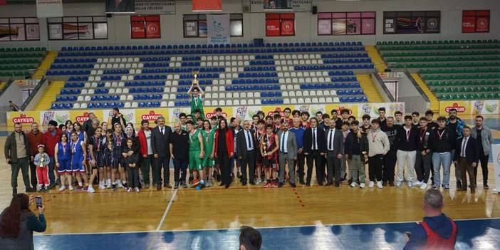 Rize’de Okullar Arası Basketbol Turnuvasında Kupalar Sahiplerini Buldu
