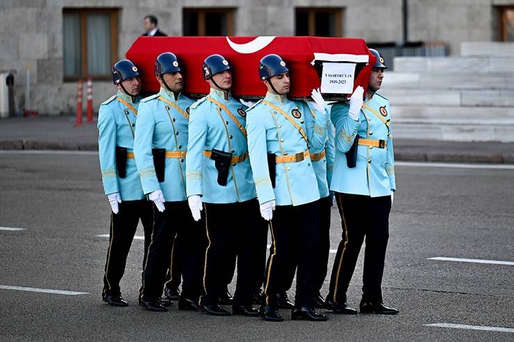 Rizeli eski bakan Yaşar Okuyan için TBMM'de tören 2