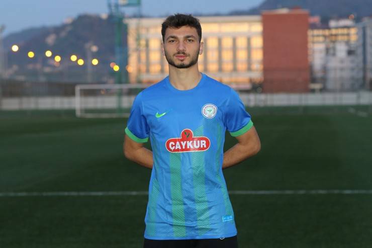 Çaykur Rizespor altyapı oyuncusu Remzi Kolcuoğlu ile profesyonel sözleşme imzaladı 16