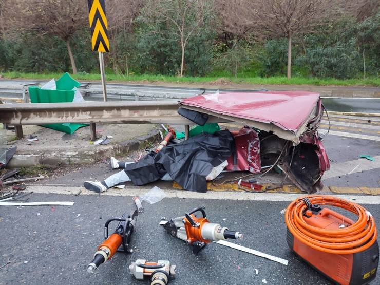 Sürmene'de bariyere çarpan otomobil parçalandı: 2 ölü, 2 yaralı 2