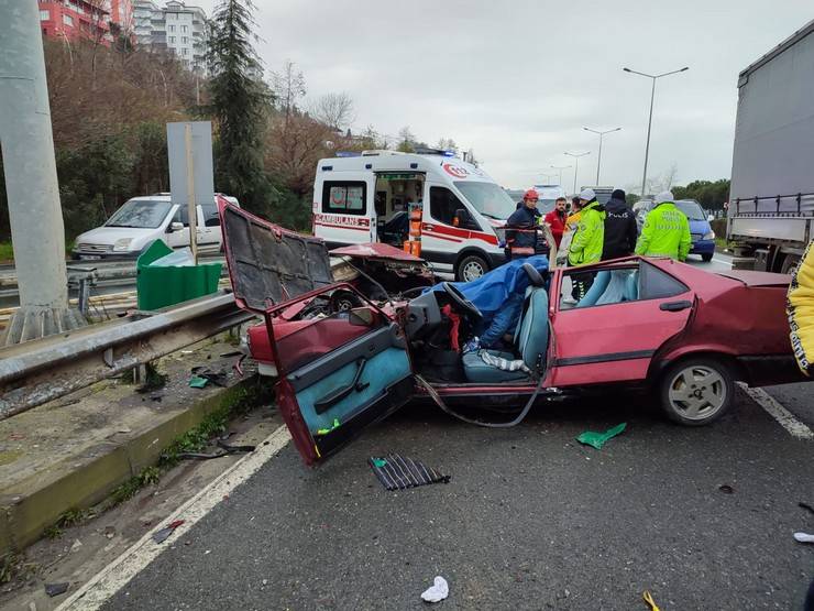 Sürmene'de bariyere çarpan otomobil parçalandı: 2 ölü, 2 yaralı 3