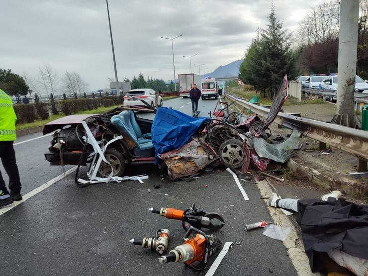 Sürmene'de bariyere çarpan otomobil parçalandı: 2 ölü, 2 yaralı 4