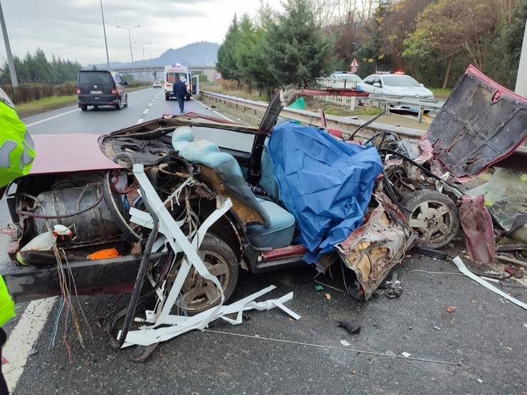 Sürmene'de bariyere çarpan otomobil parçalandı: 2 ölü, 2 yaralı 5