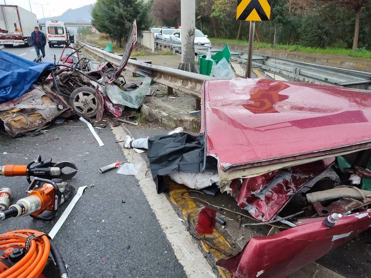 Sürmene'de bariyere çarpan otomobil parçalandı: 2 ölü, 2 yaralı 6