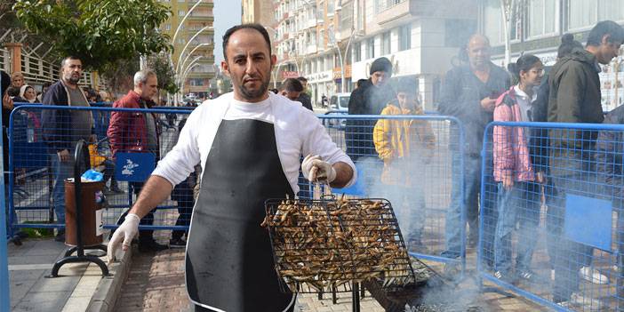Mardin'de 'Hamsi Festivali'; Katılımcılara 1 Ton Balık İkram Edildi