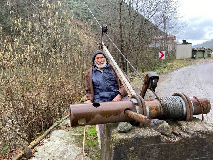 90 yaşında, 35 yıldır evine 75 metre yüksekten geçen ilkel teleferik ile ulaşıyor 15