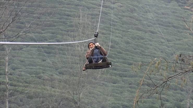 90 yaşında, 35 yıldır evine 75 metre yüksekten geçen ilkel teleferik ile ulaşıyor 3