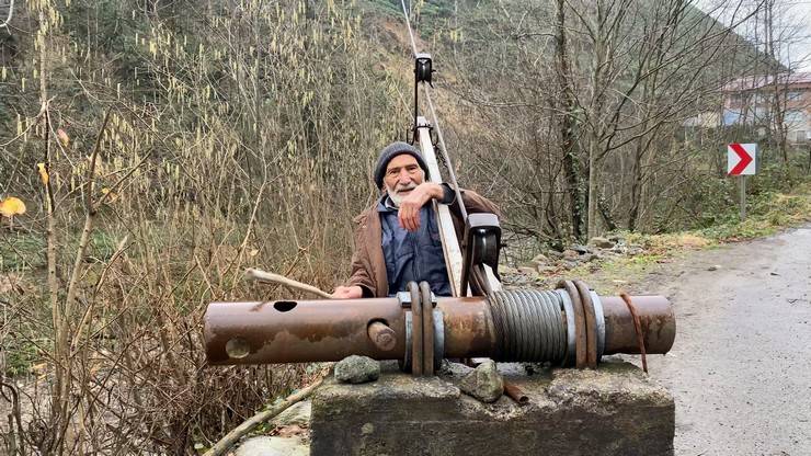 90 yaşında, 35 yıldır evine 75 metre yüksekten geçen ilkel teleferik ile ulaşıyor 4
